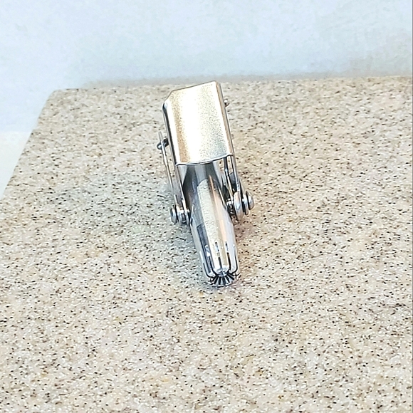STAINLESS STEEL MANUAL NOSE HAIR CLIPPERS - Picture 4 of 6